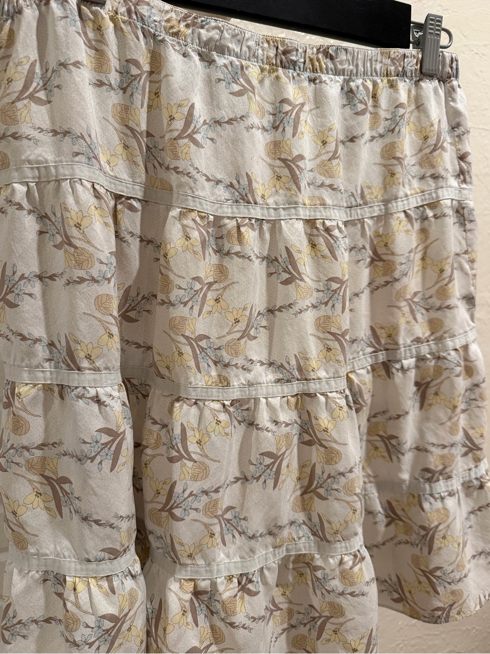 American Eagle Outfitters 100% Silk Cream Floral Tiered Mini Skirt Size 6 - Picture 2 of 7